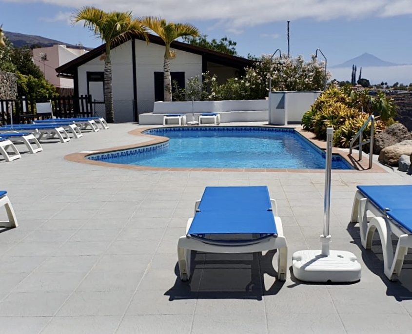 Sesión de masaje al borde de la piscina